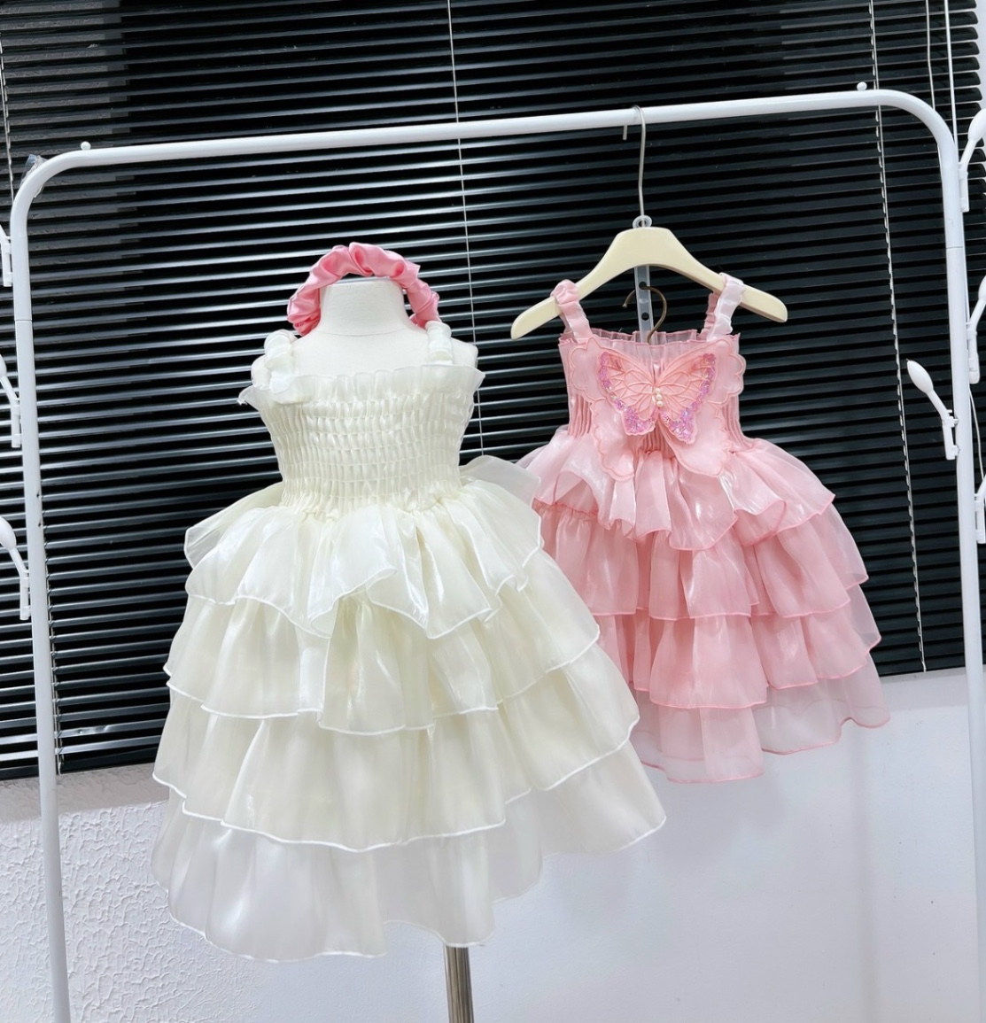 Váy 2 dây tơ bóng cánh bướm cho bé