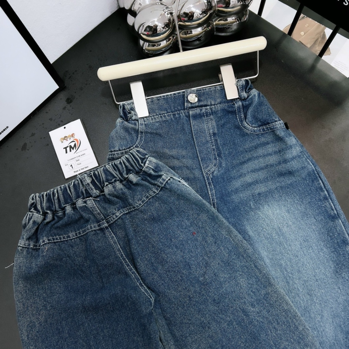 Bộ áo hở vai wang quần bò loe cho bé