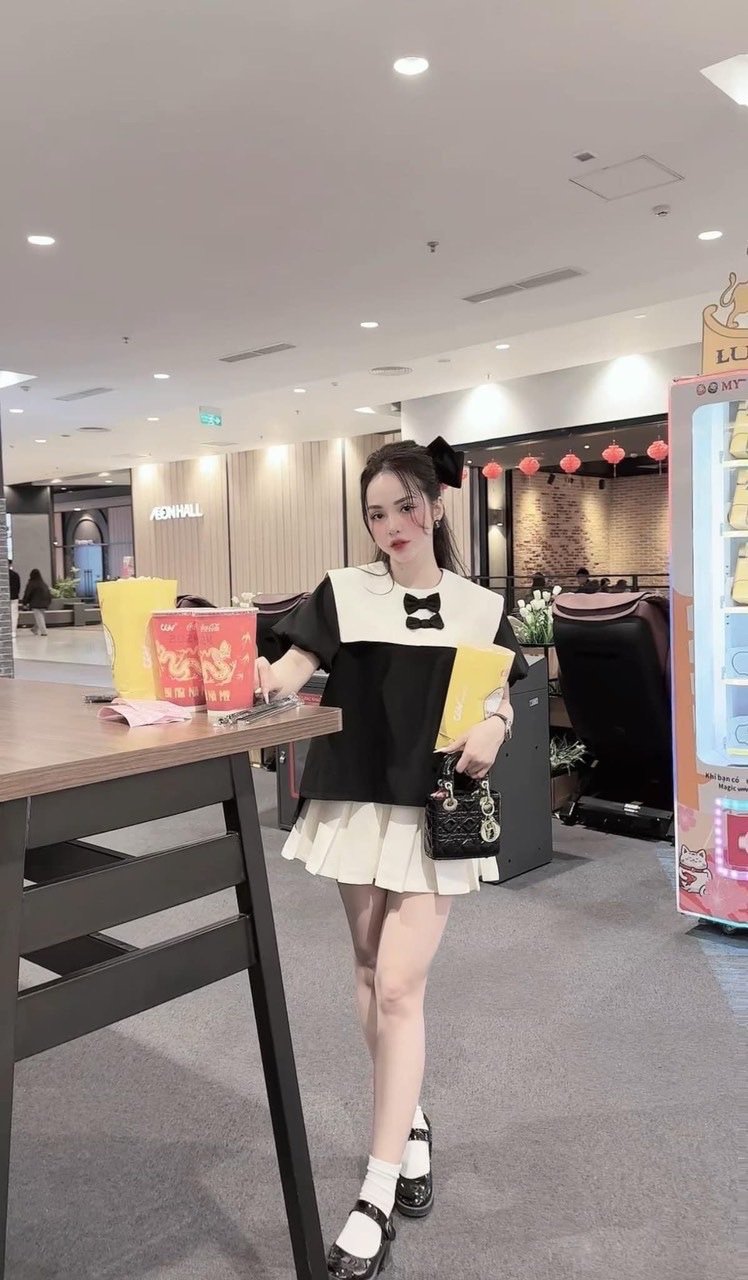 Sét áo đen cổ vuông cv xếp ly cho bé