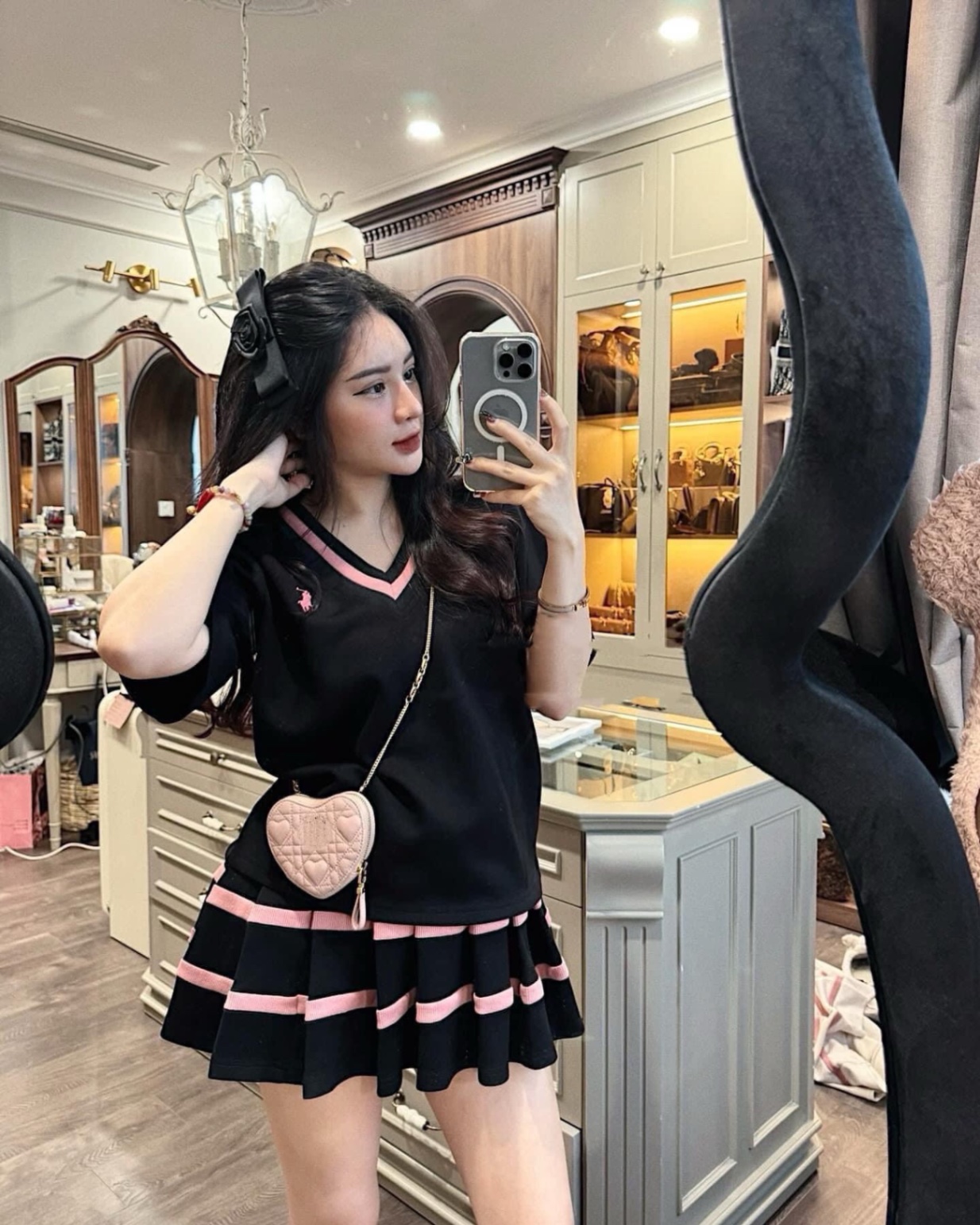 Bộ áo cổ tim thêu ngựa bé gái