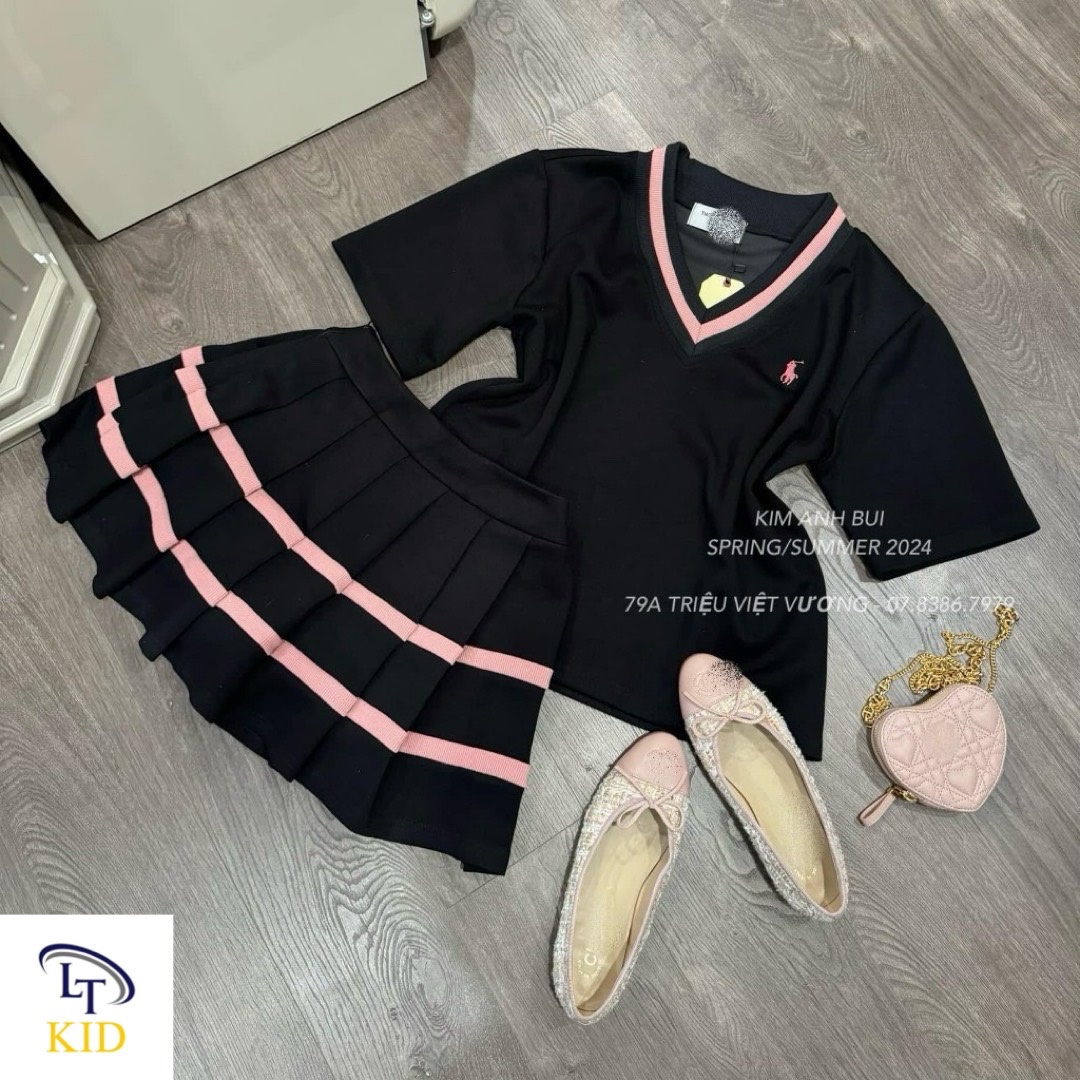 Bộ áo cổ tim thêu ngựa bé gái