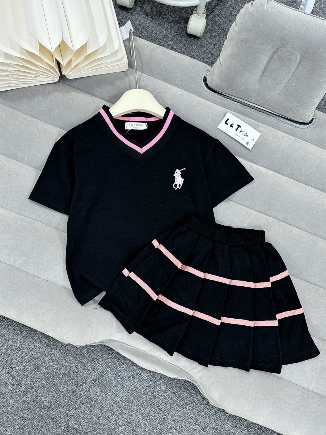 Bộ áo cổ tim thêu ngựa bé gái