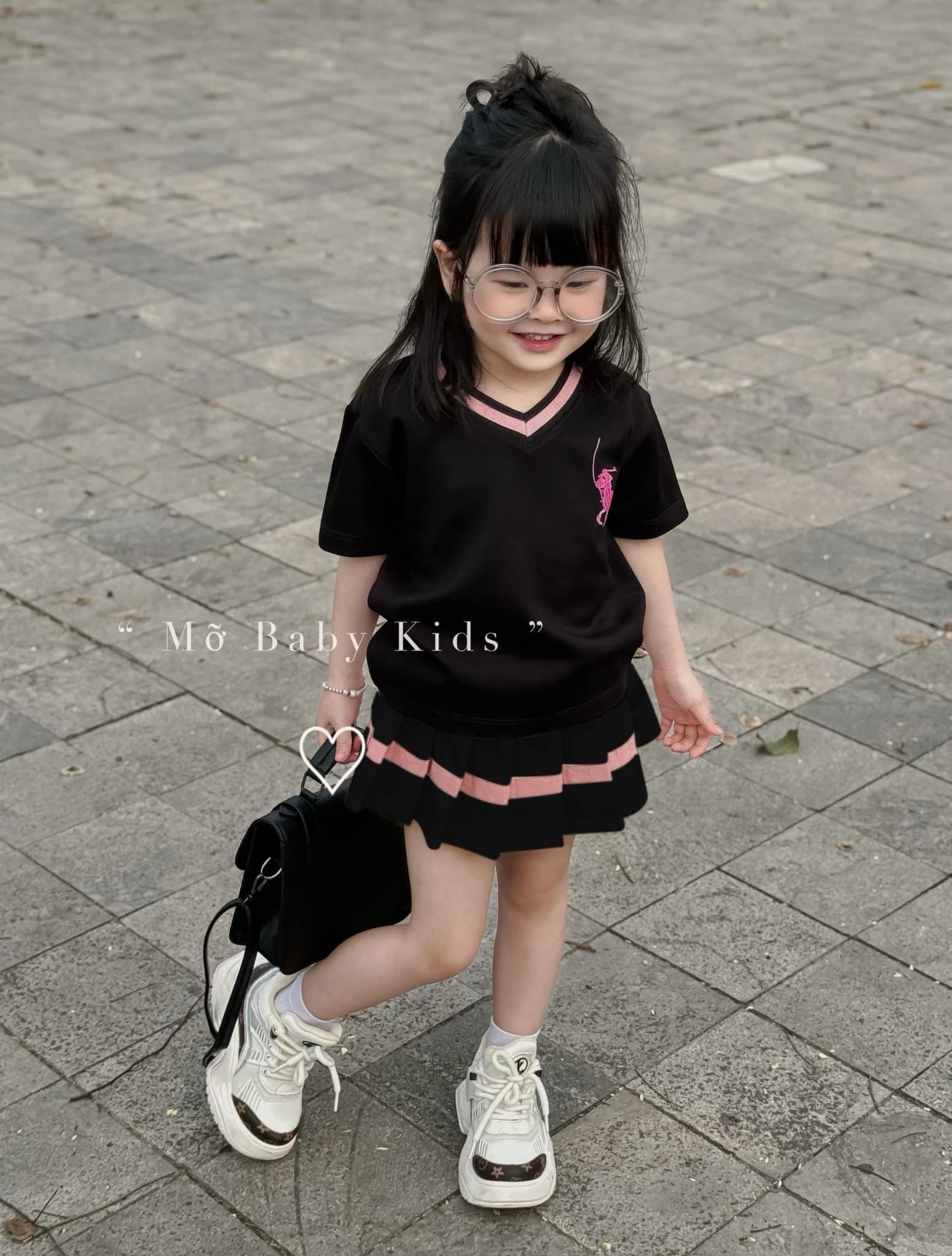 Bộ áo cổ tim thêu ngựa bé gái