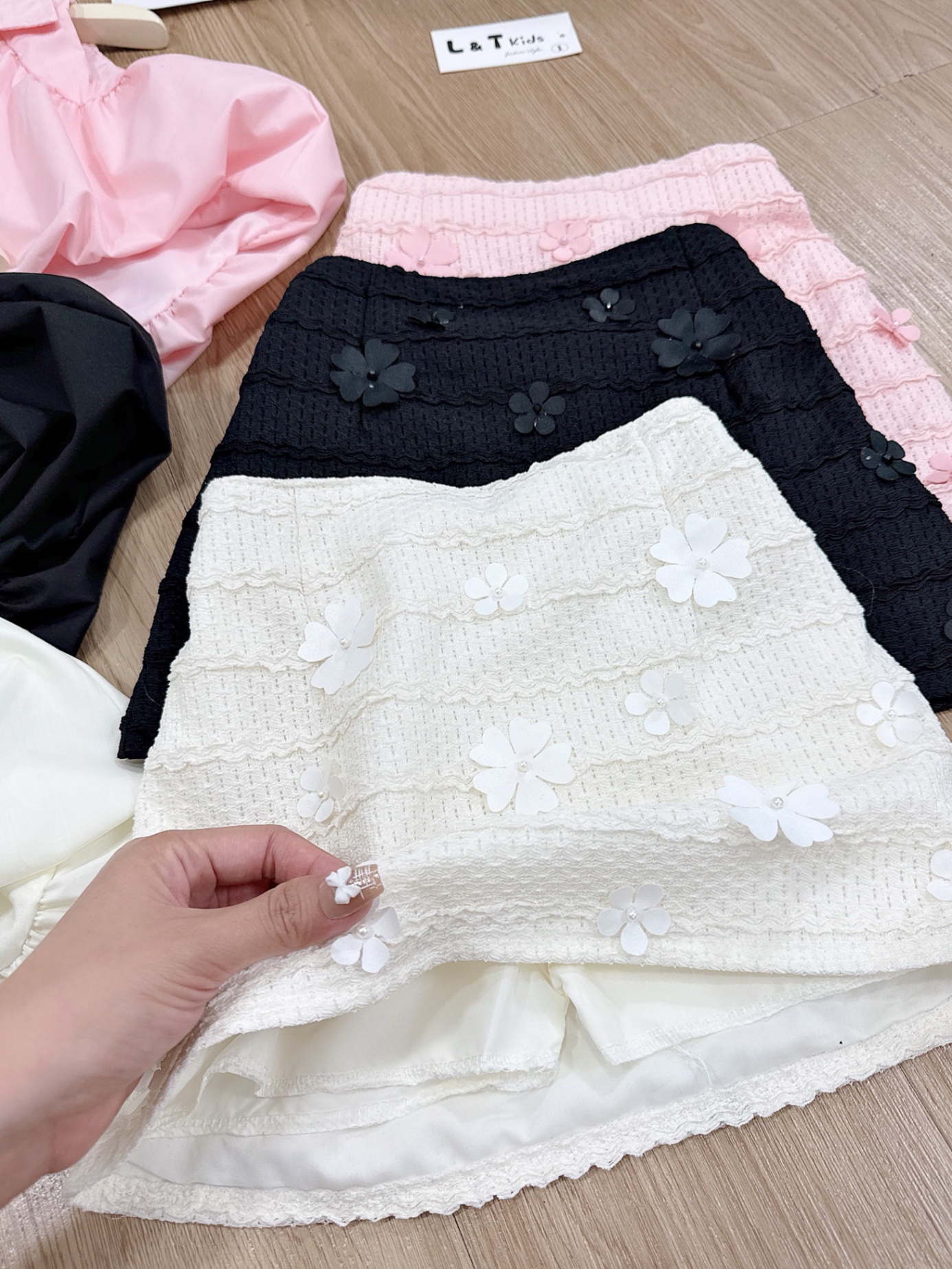 Sét áo sơ mi bom cv đính hoa3 lá cho bé