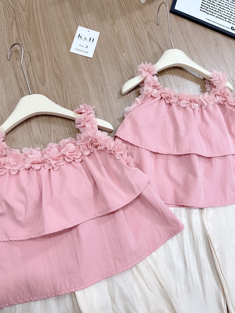 Bộ áo hồng kết hoa 2 dây quần to óng xuông bé gái