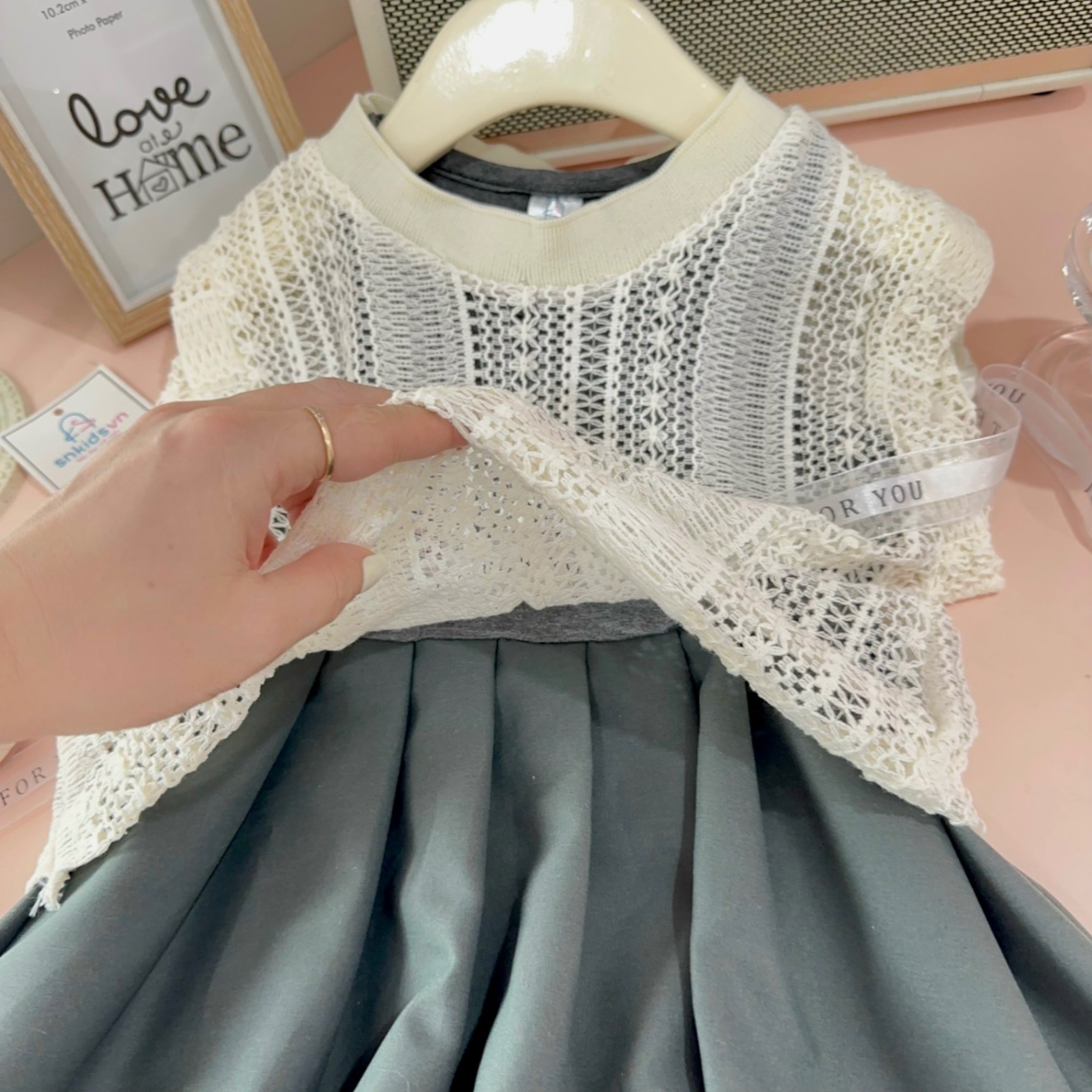Sét váy kèm áo ren lưới bé gái