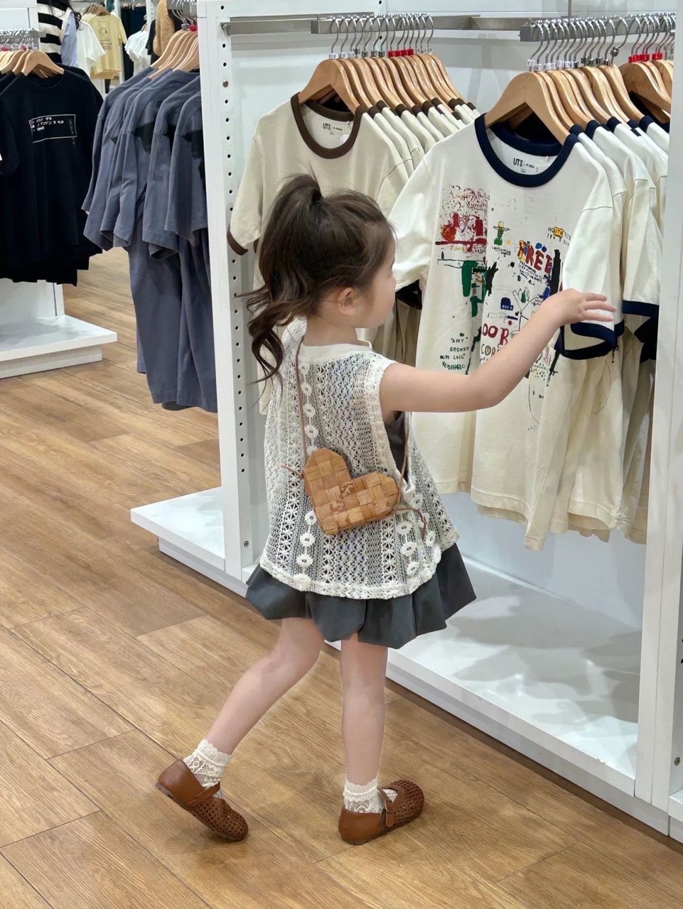 Sét váy kèm áo ren lưới bé gái