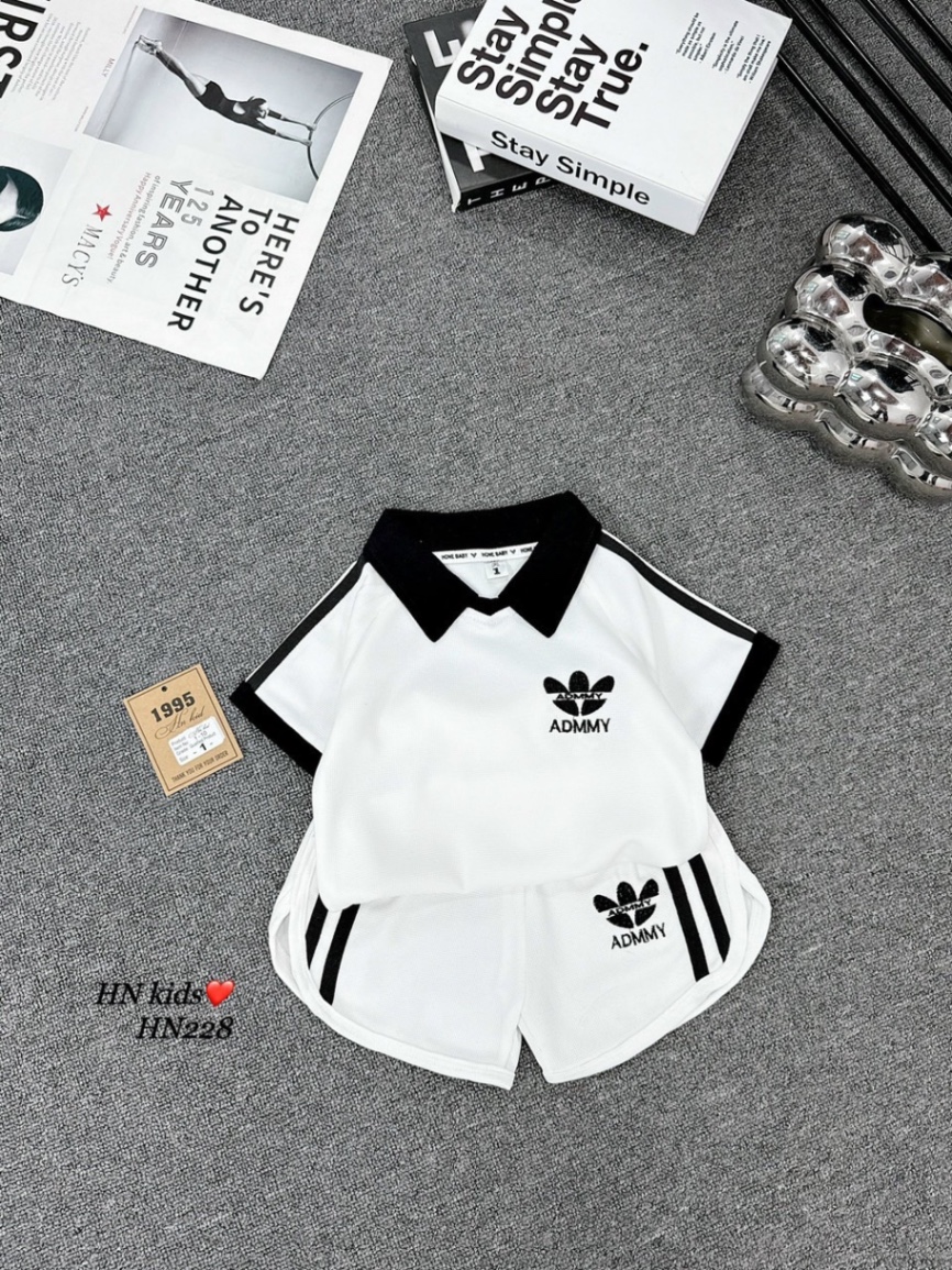 Sét bộ cổ bổ v chữ thêu cho bé