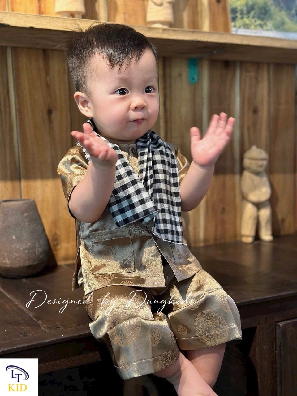 Bộ lụa gấm kèm khăn cho bé trai gái