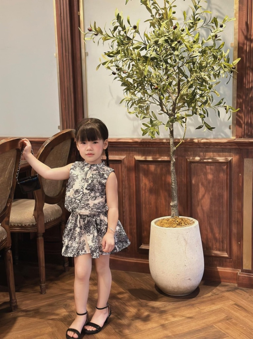 Váy loang bo eo có quần trong bé gái