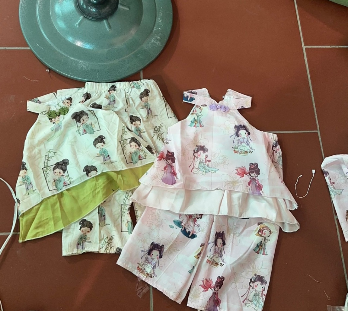 Bộ áo cổ yếm 2 vạt quần xuông bé gái