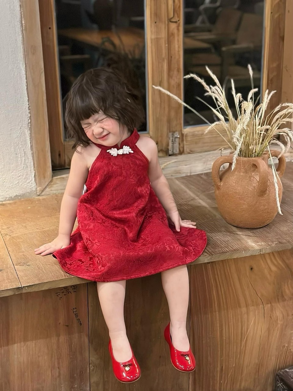 Sét váy gấm đỏ đính nơ trắng sau bé gái