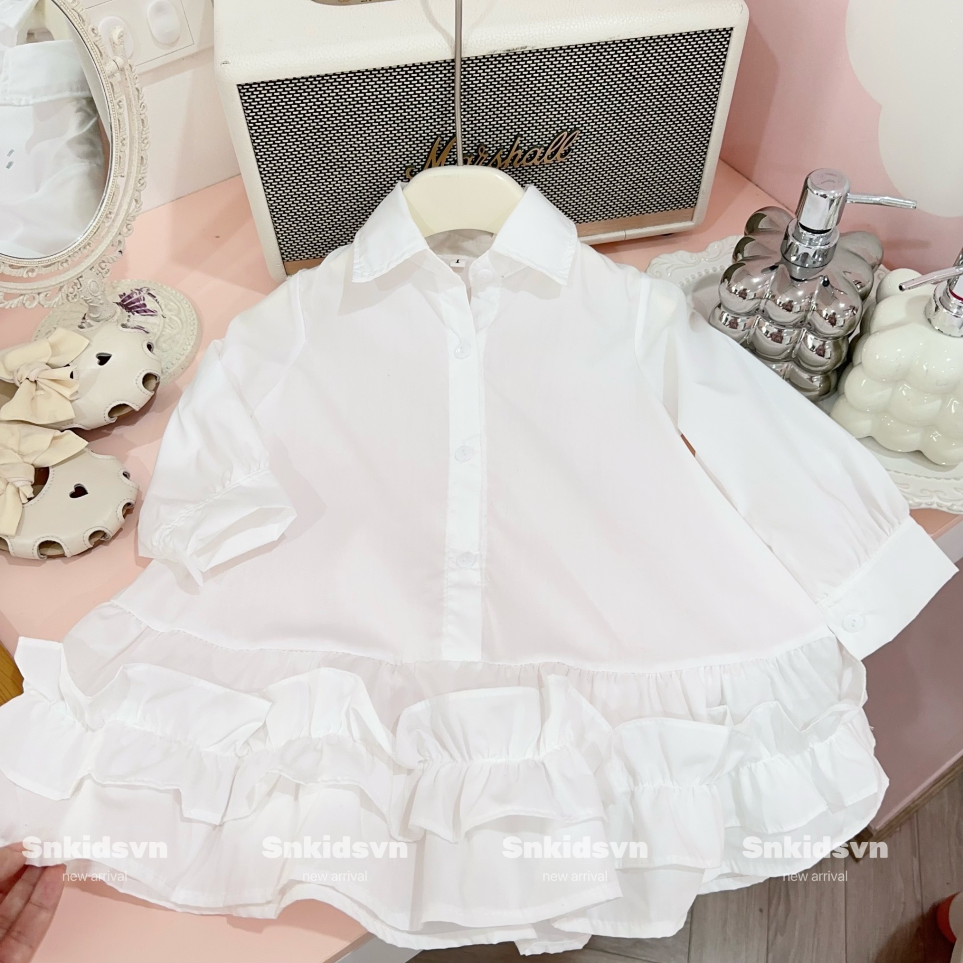 Sét váy trắng kèm áo gile len lưới hồng bé gái