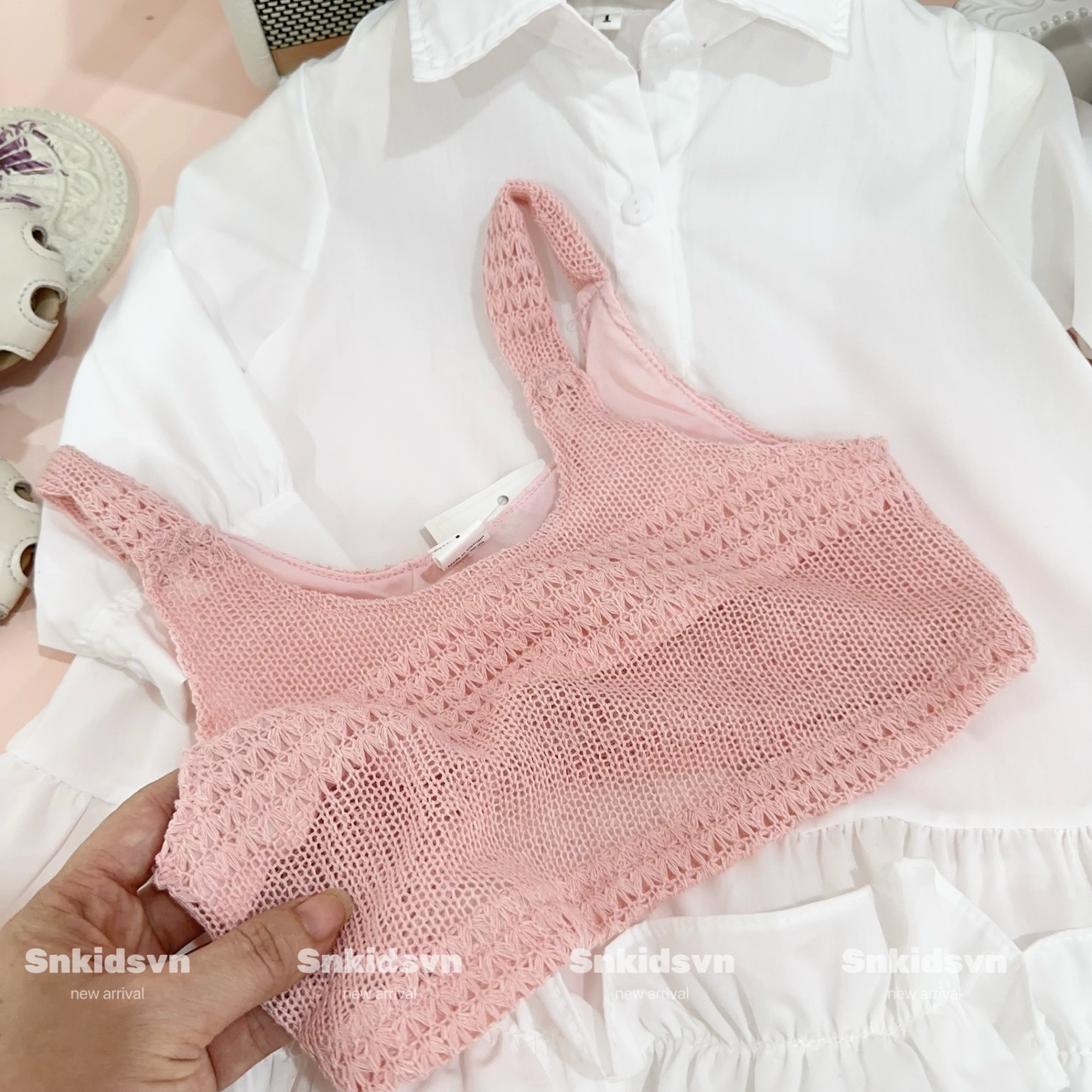 Sét váy trắng kèm áo gile len lưới hồng bé gái