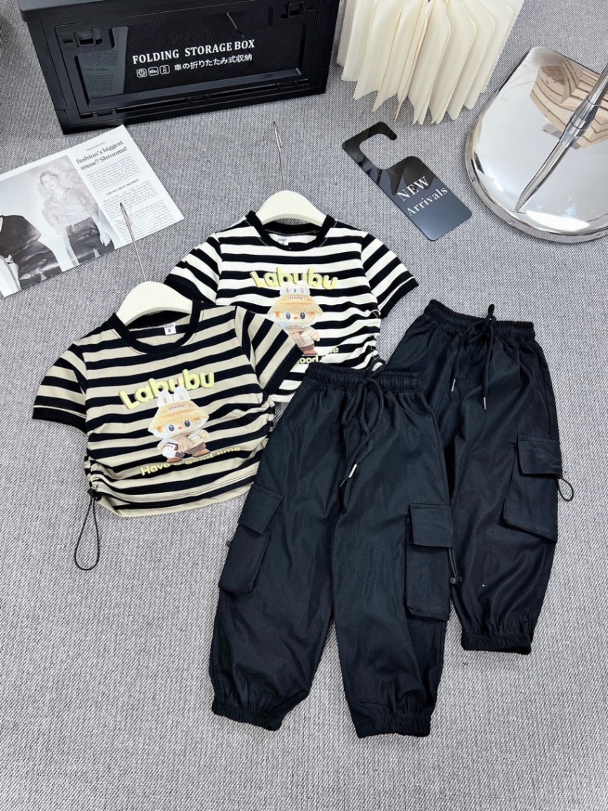 Sét áo kẻ labubu quần jogger đen cho bé gái
