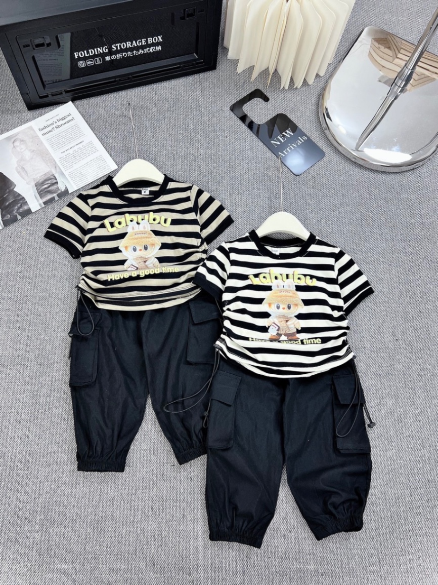 Sét áo kẻ labubu quần jogger đen cho bé gái