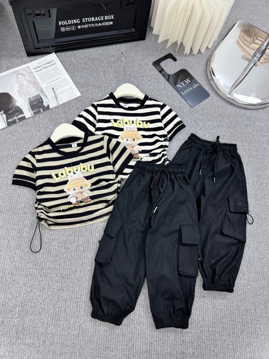 Sét áo kẻ labubu quần jogger đen cho bé gái