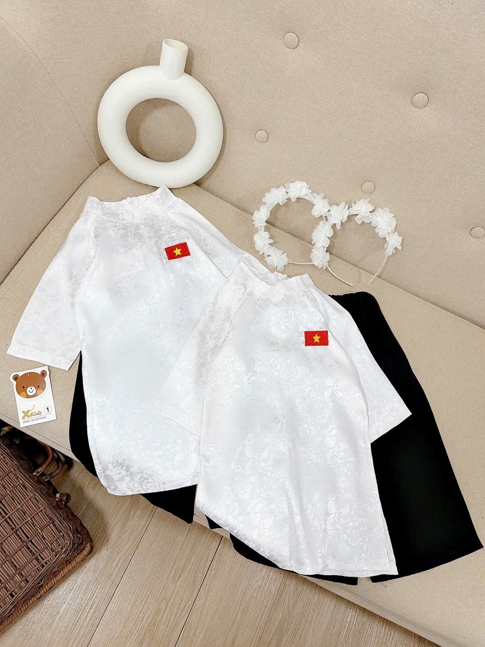 Áo dài trắng hình ngôi sao vàng quần lụa bé gái
