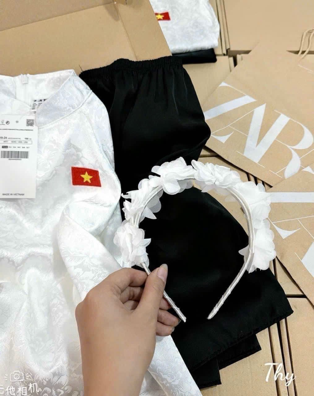 Áo dài trắng hình ngôi sao vàng quần lụa bé gái