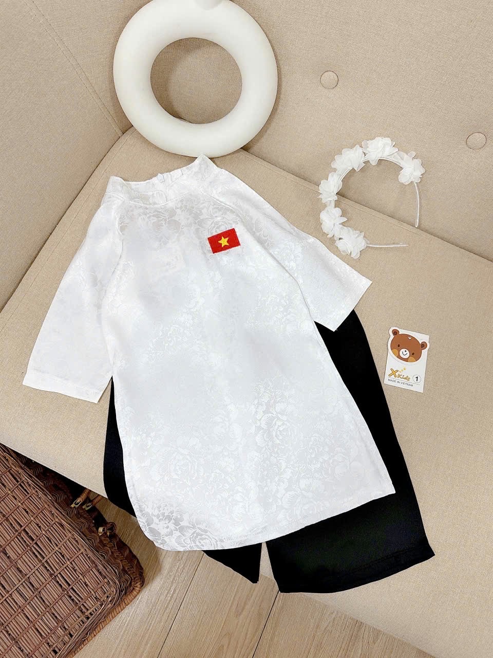 Áo dài trắng hình ngôi sao vàng quần lụa bé gái