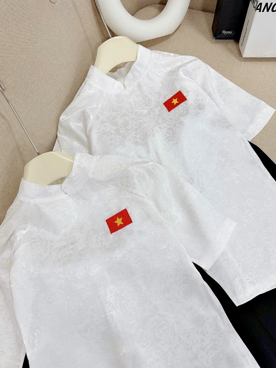 Áo dài trắng hình ngôi sao vàng quần lụa bé gái