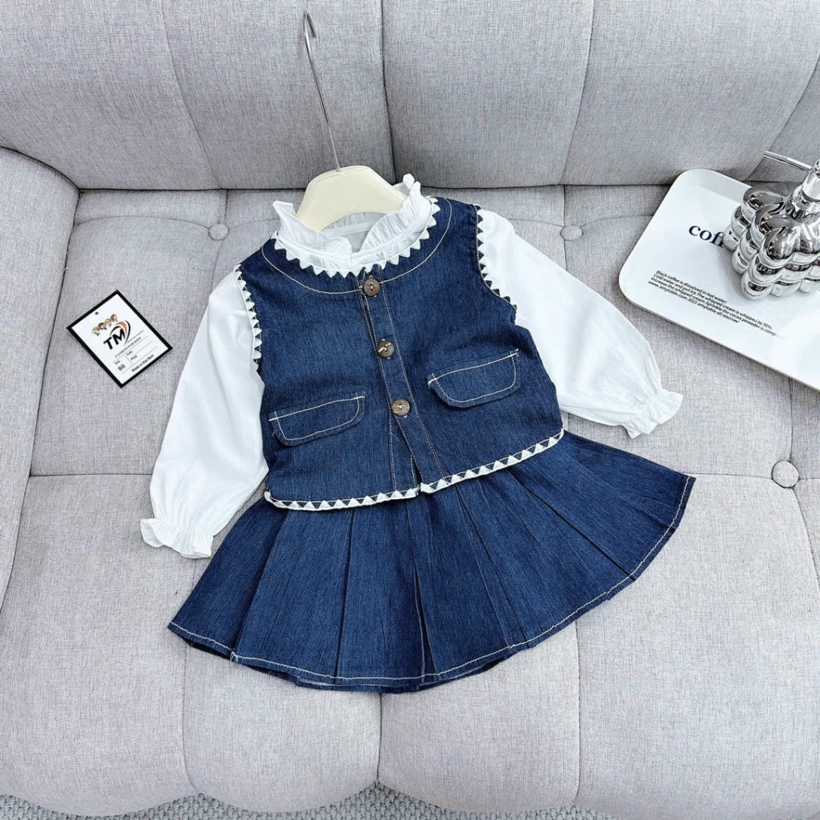 Sét 3 chi tiết gile bò kèm áo sơ mi trắng bé gái