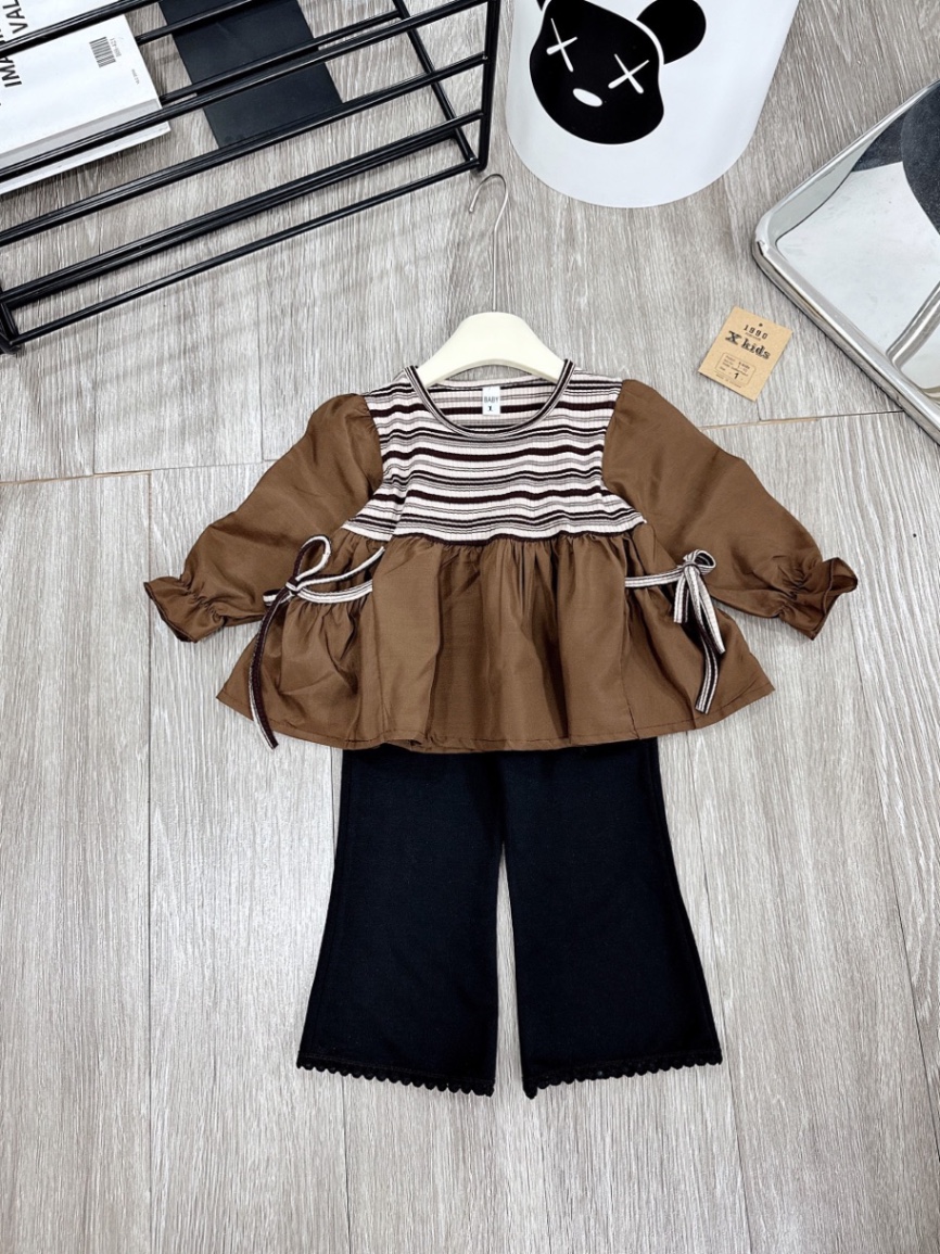 Sét áo kẻ nâu đen babydoll quần đen loe bé gái