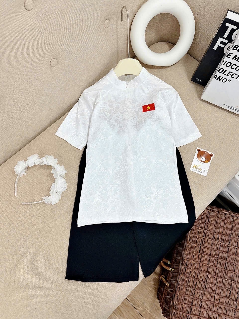 Áo dài trắng hình ngôi sao vàng quần lụa bé gái