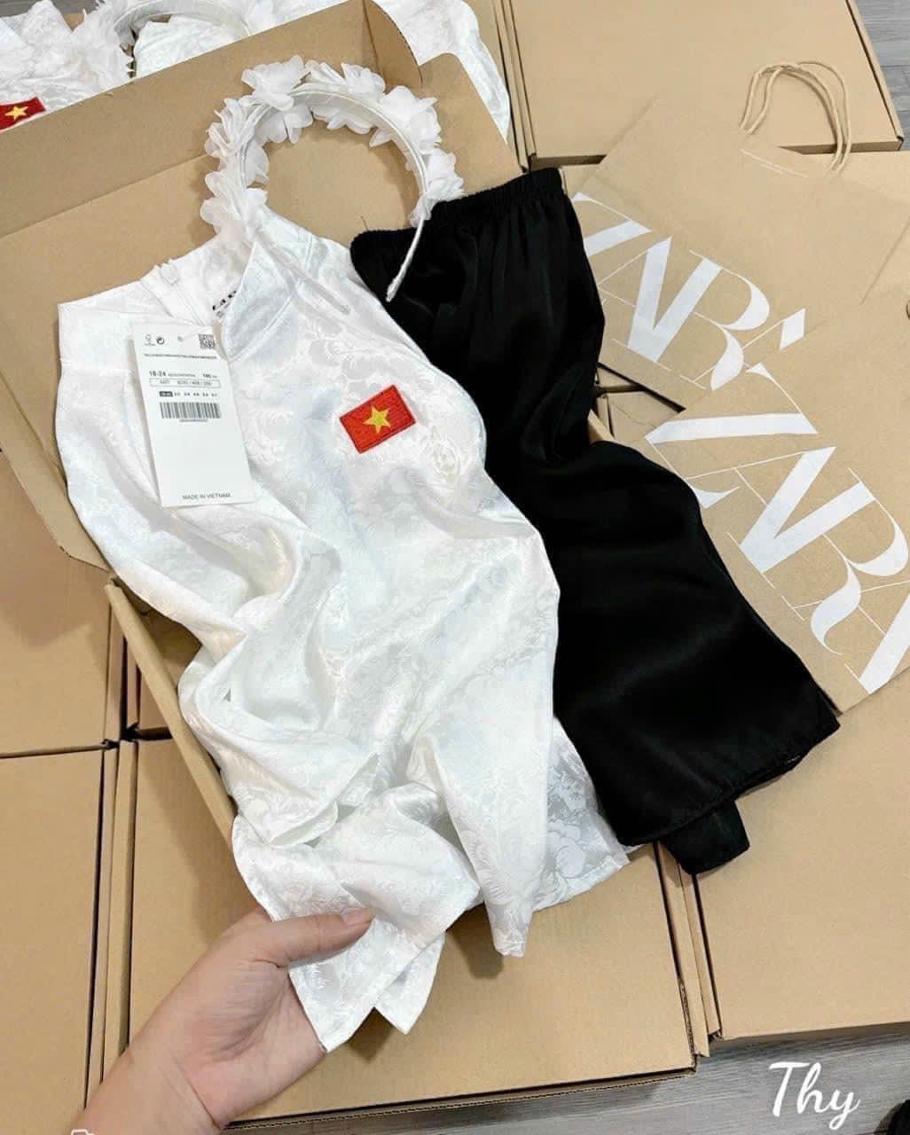 Áo dài trắng hình ngôi sao vàng quần lụa bé gái