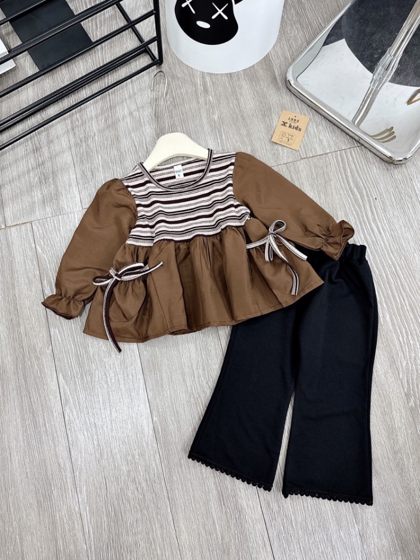 Sét áo kẻ nâu đen babydoll quần đen loe bé gái