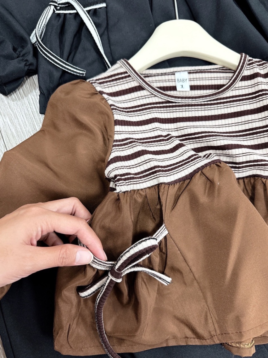Sét áo kẻ nâu đen babydoll quần đen loe bé gái