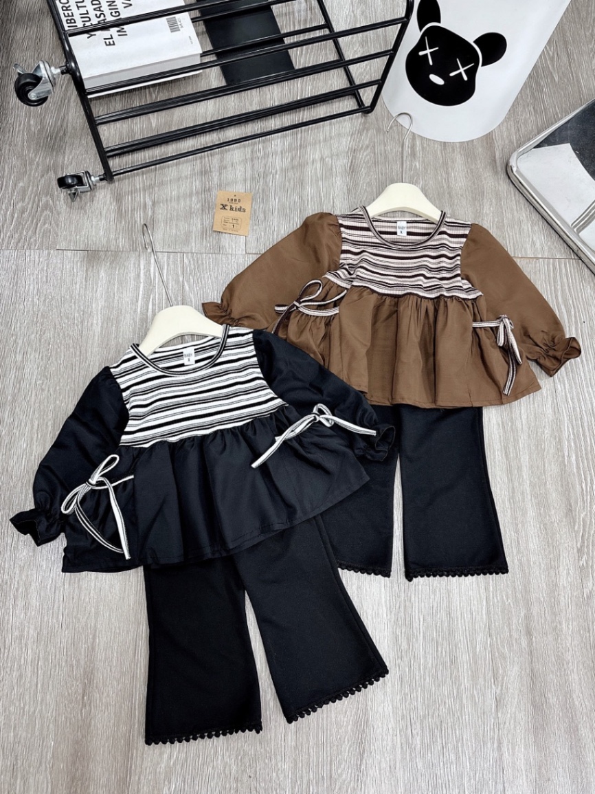 Sét áo kẻ nâu đen babydoll quần đen loe bé gái