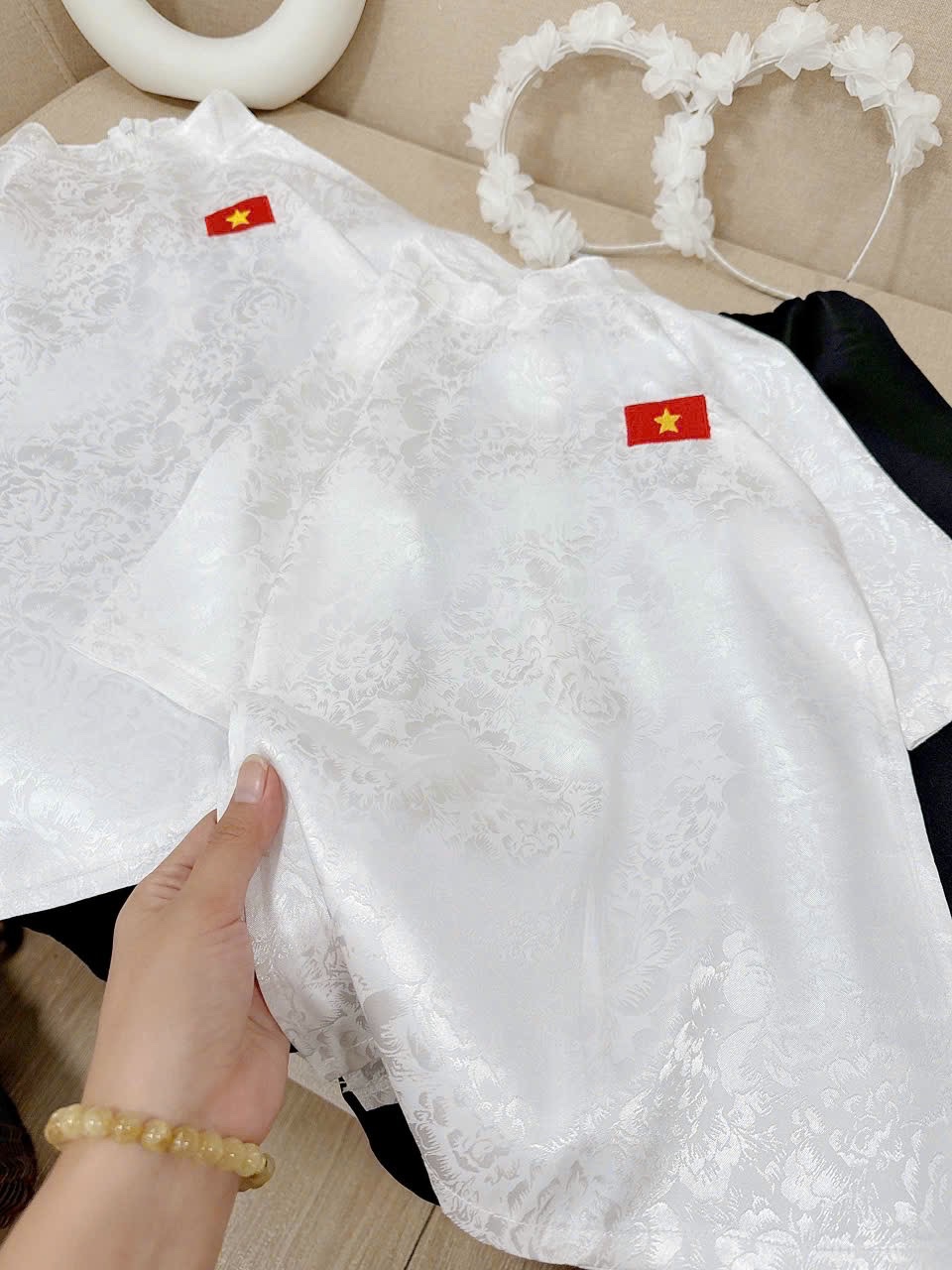 Áo dài trắng hình ngôi sao vàng quần lụa bé gái