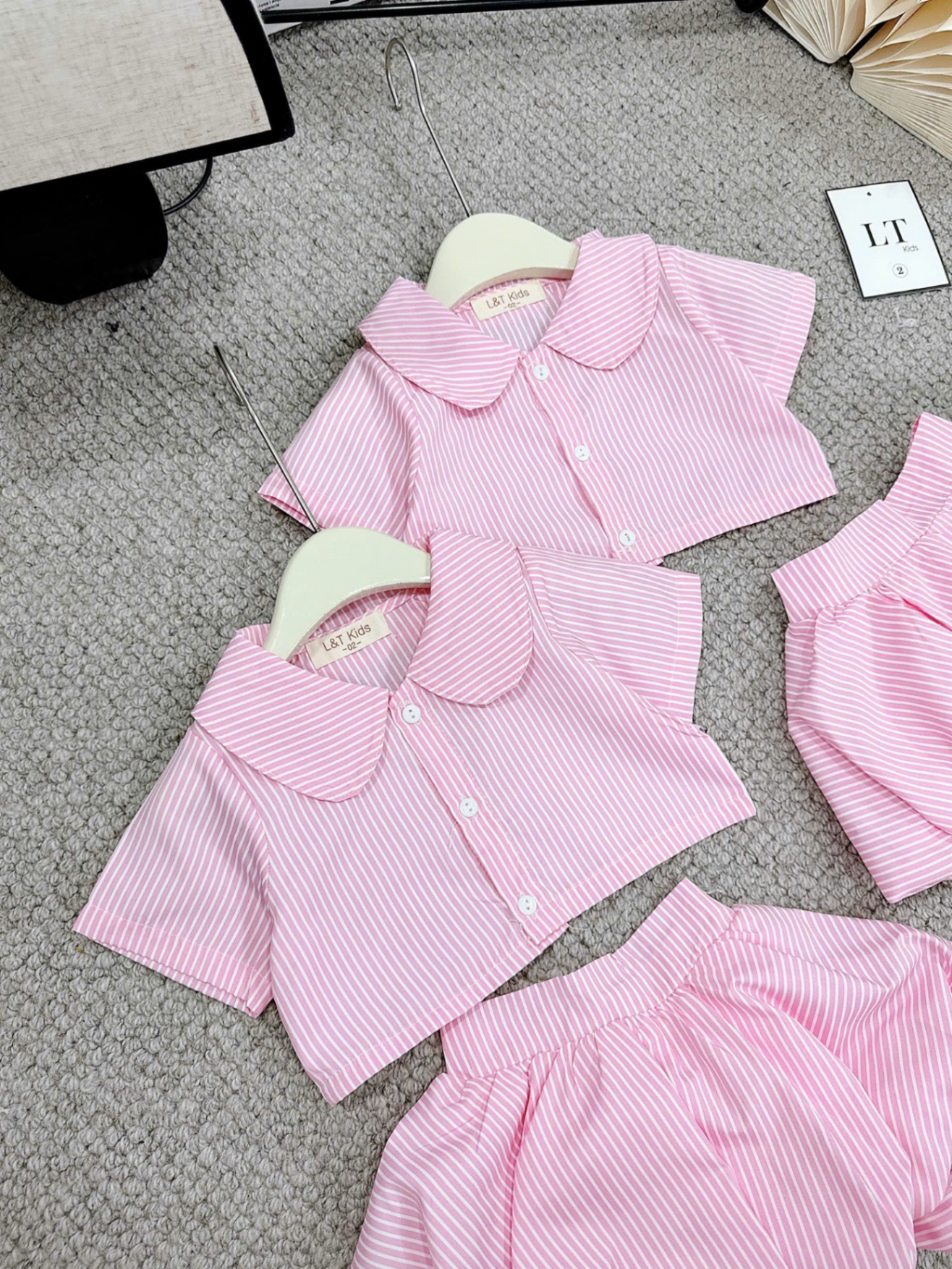 Sét áo kẻ hồng croptop quần bồng bí bé gái