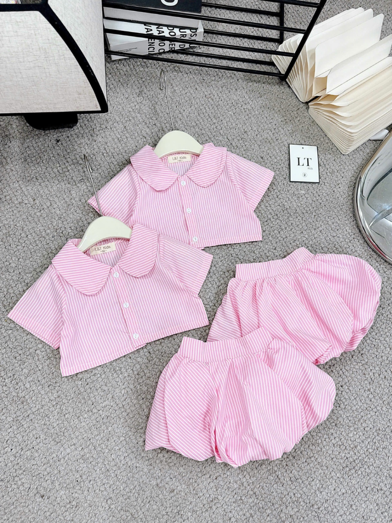 Sét áo kẻ hồng croptop quần bồng bí bé gái