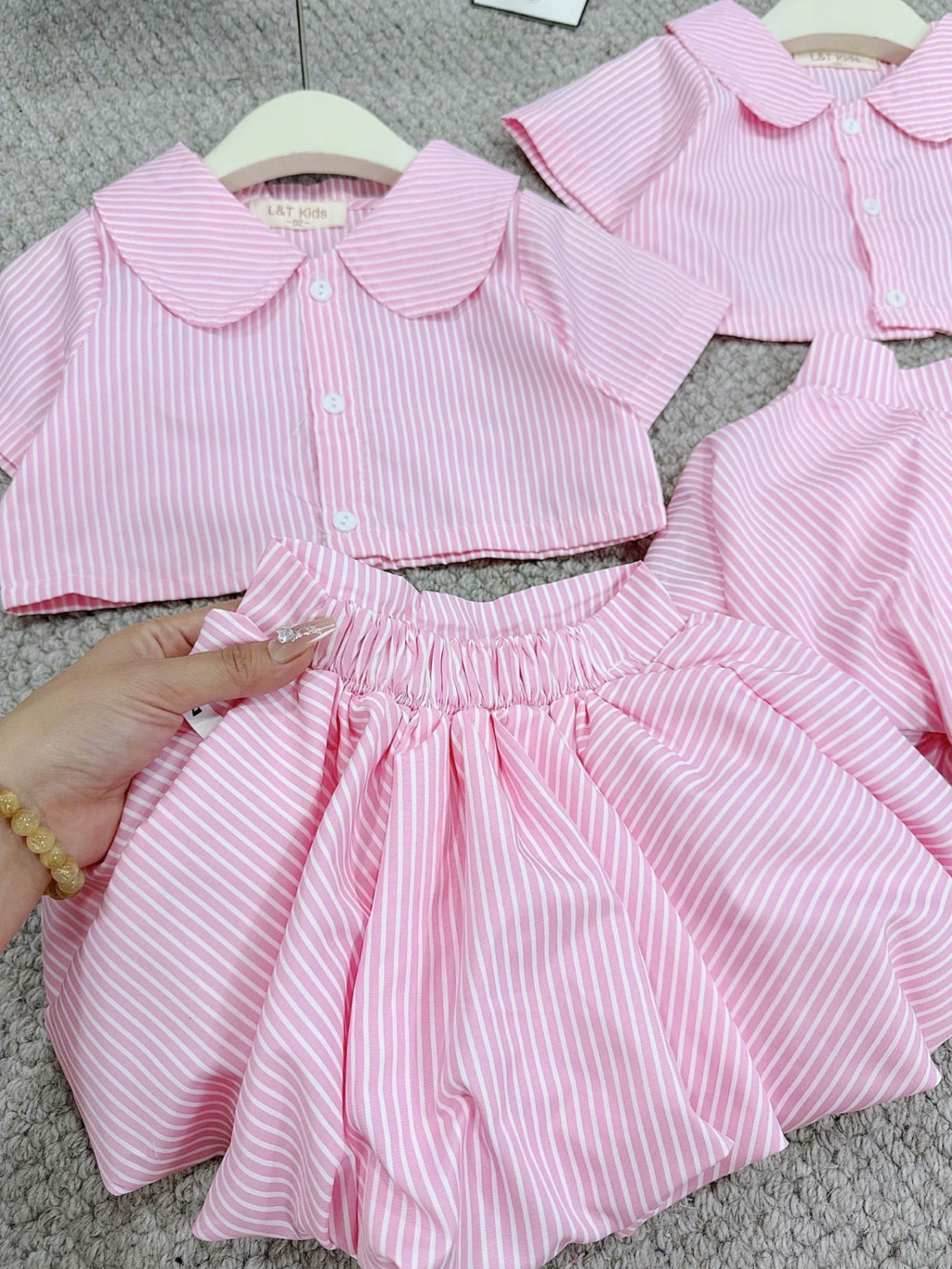Sét áo kẻ hồng croptop quần bồng bí bé gái