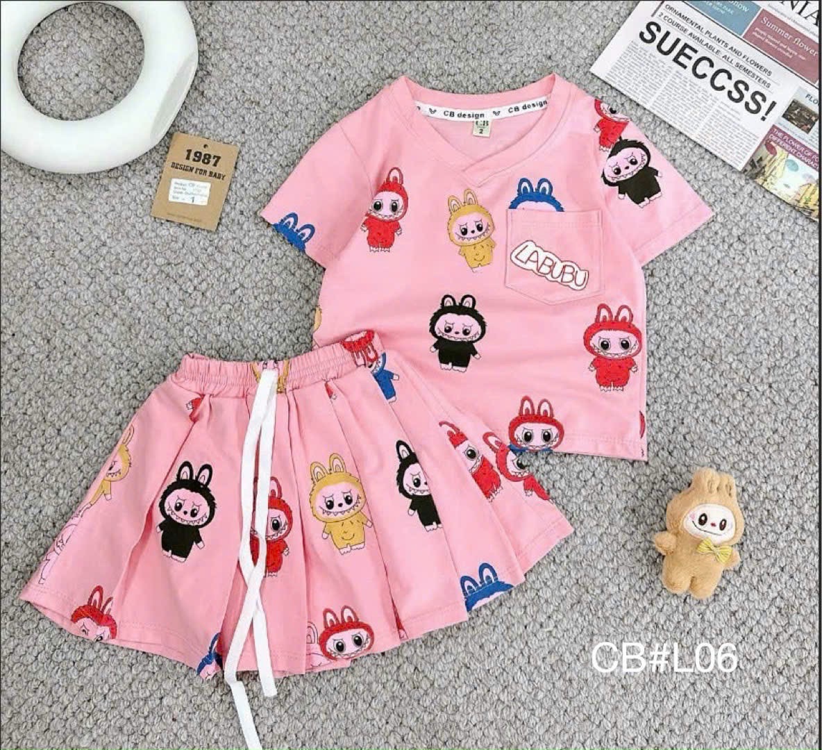 Sét áo cổ tim labubu in tràn kèm gấu nhỏ bé gái