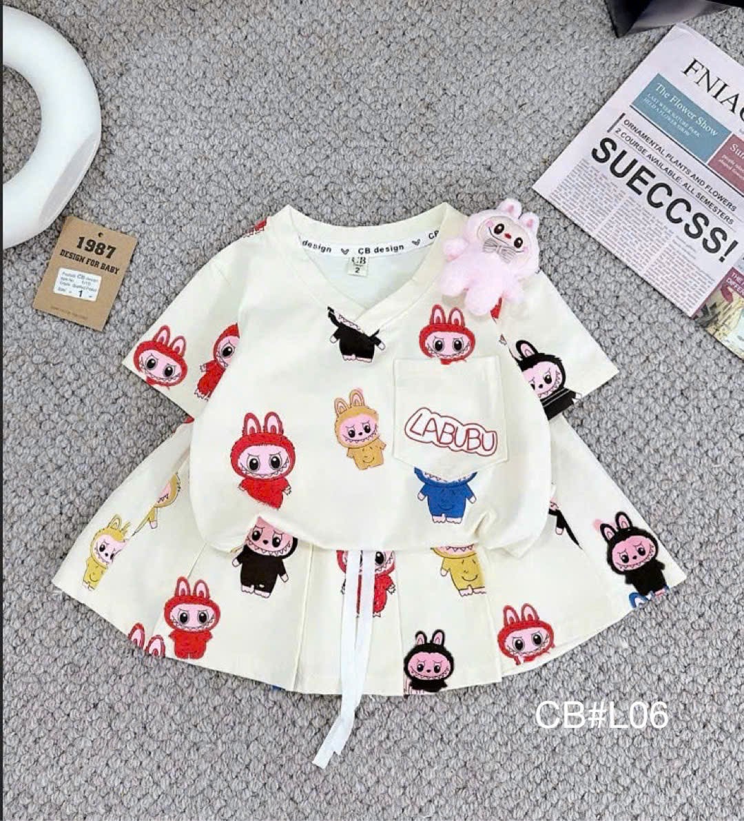 Sét áo cổ tim labubu in tràn kèm gấu nhỏ bé gái
