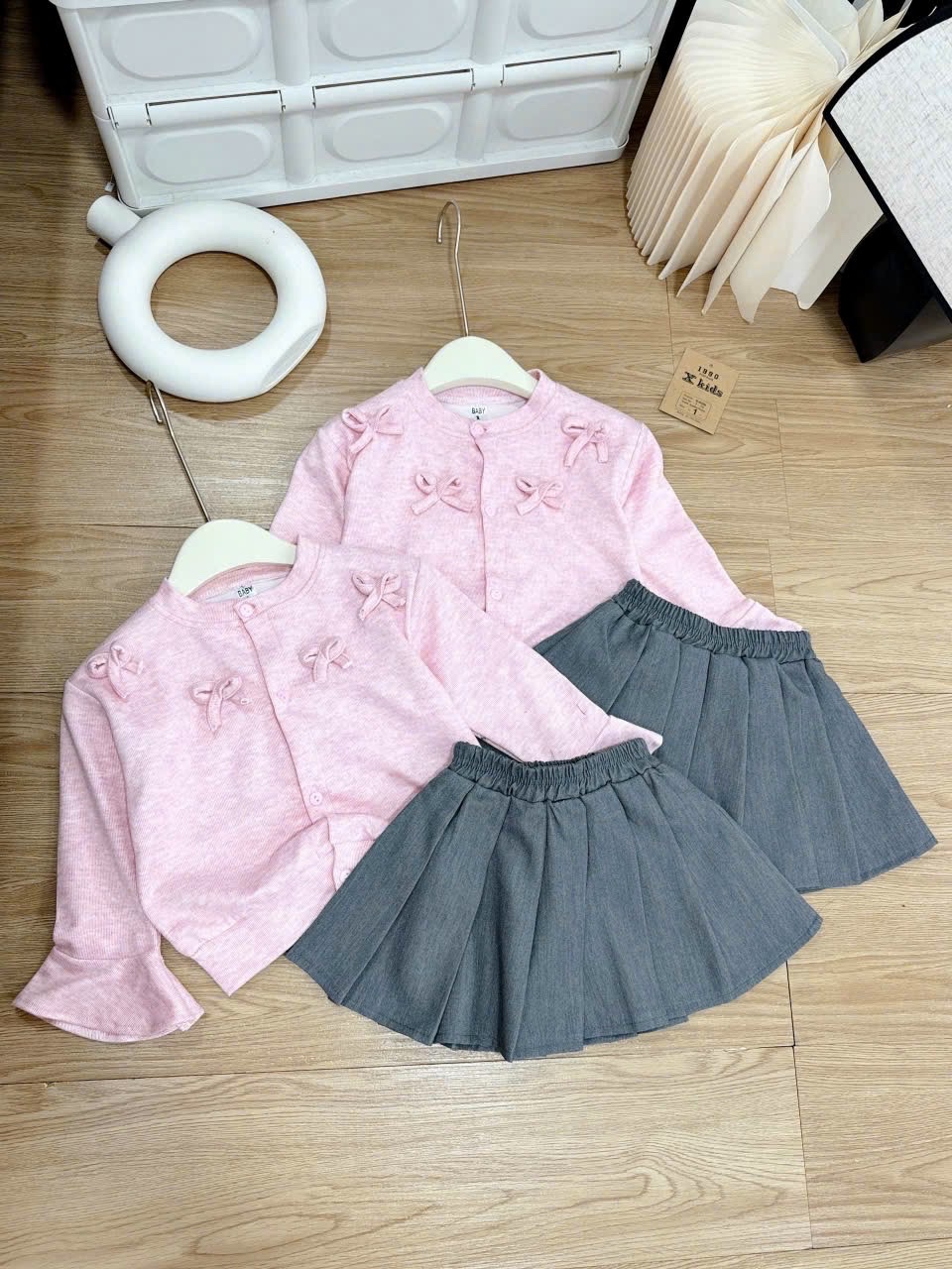 Sét áo hồng tăm thỏ cv ghi xếp ly xk cho bé gái