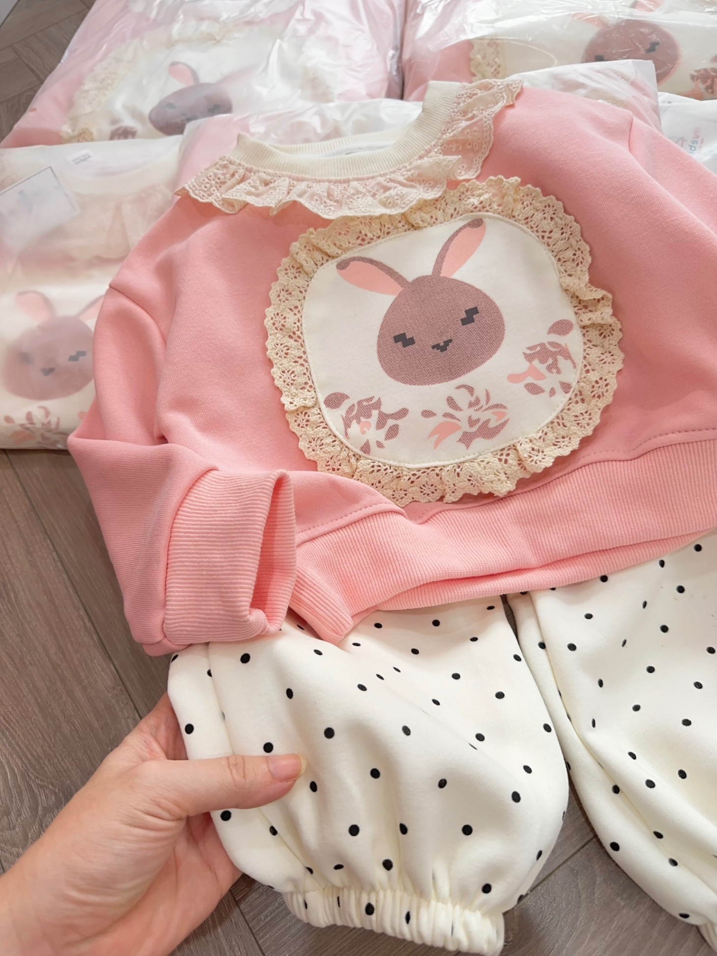 Sét áo nỉ hồng mặt thỏ quần bi kem bé gái