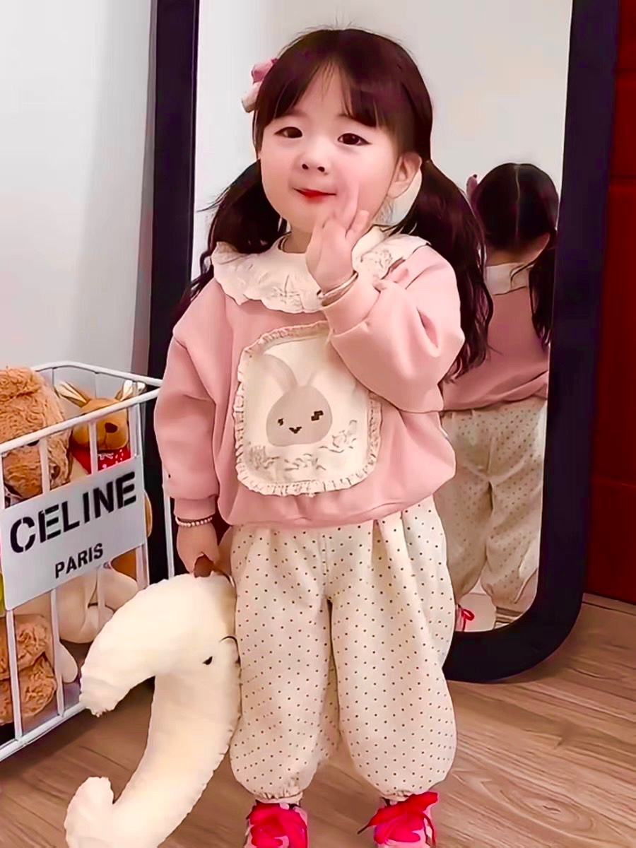 Sét áo nỉ hồng mặt thỏ quần bi kem bé gái