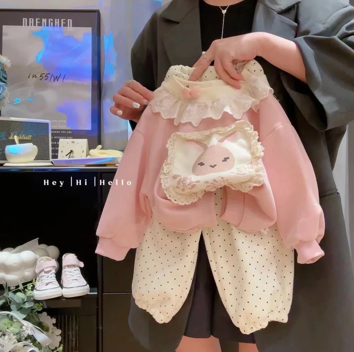 Sét áo nỉ hồng mặt thỏ quần bi kem bé gái