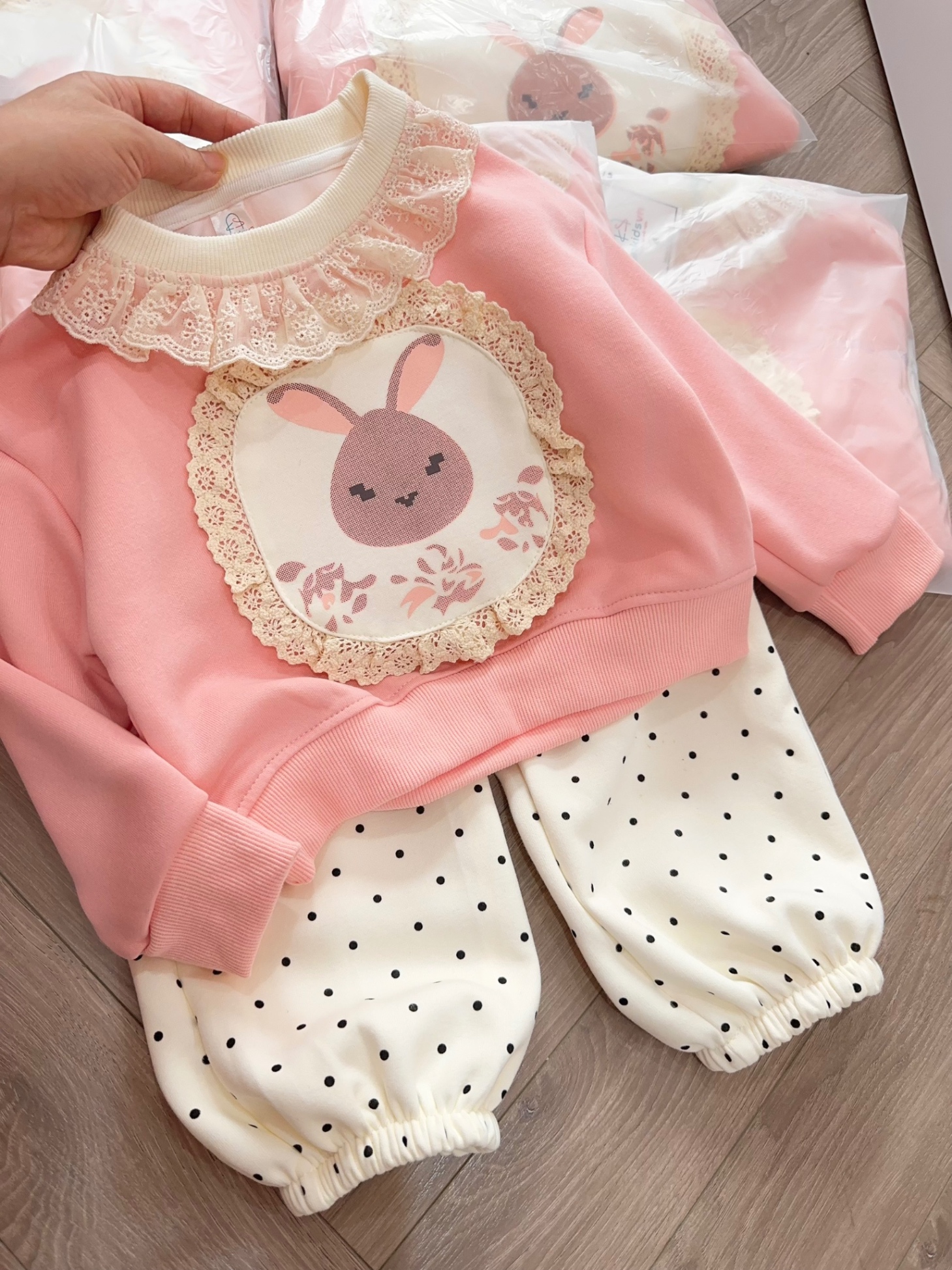 Sét áo nỉ hồng mặt thỏ quần bi kem bé gái