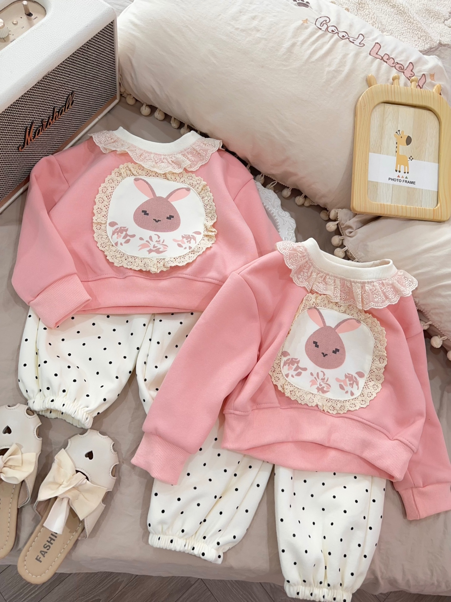 Sét áo nỉ hồng mặt thỏ quần bi kem bé gái