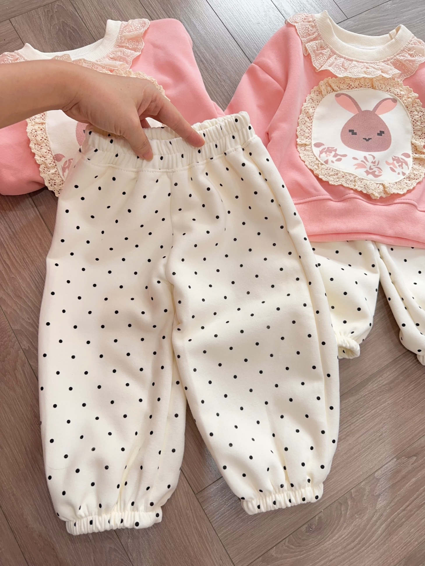 Sét áo nỉ hồng mặt thỏ quần bi kem bé gái