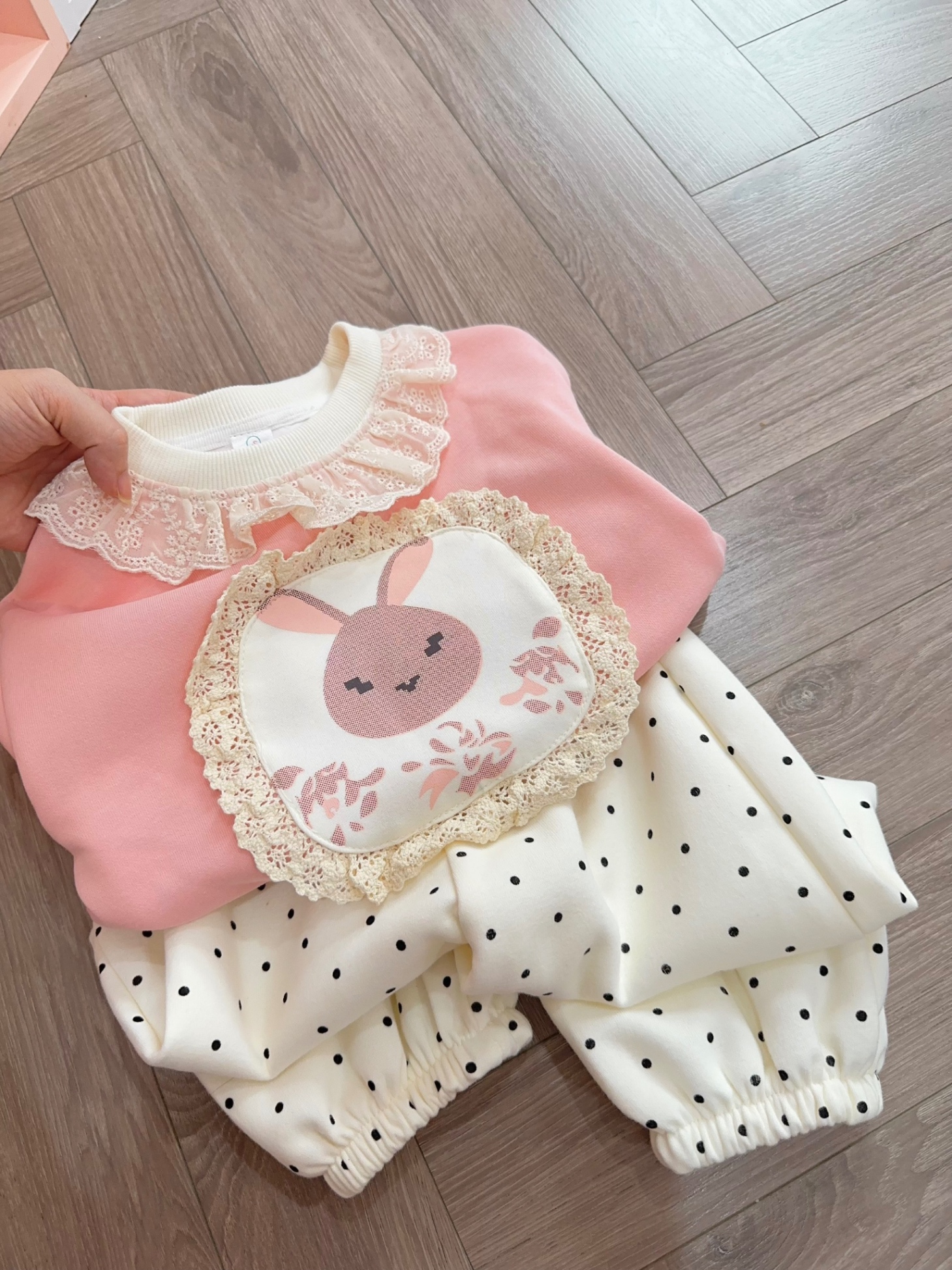 Sét áo nỉ hồng mặt thỏ quần bi kem bé gái