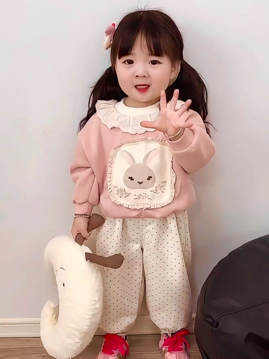 Sét áo nỉ hồng mặt thỏ quần bi kem bé gái