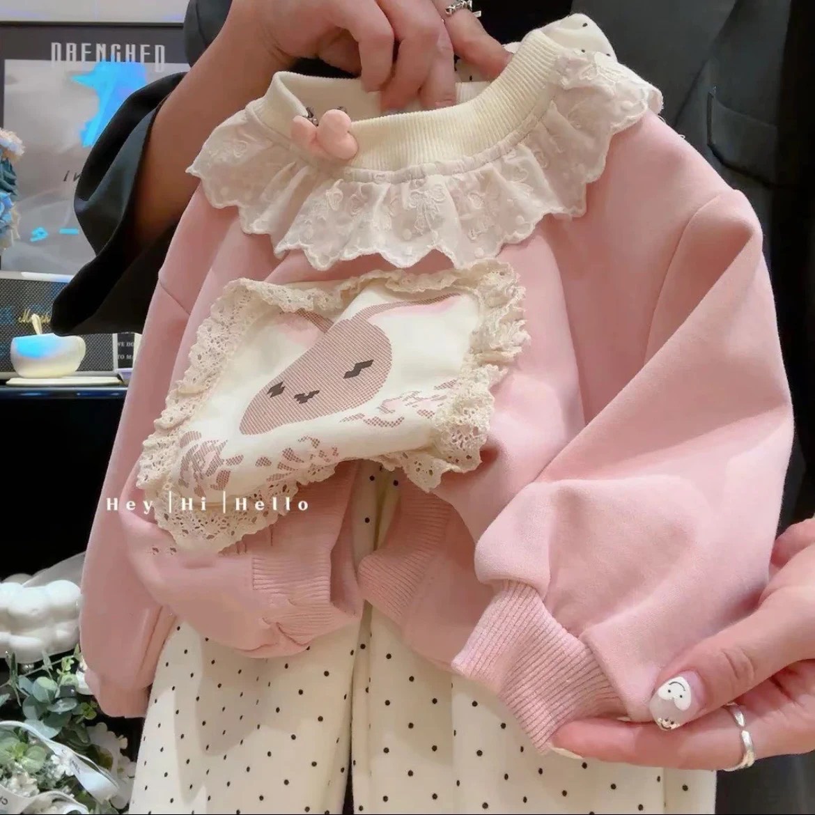 Sét áo nỉ hồng mặt thỏ quần bi kem bé gái