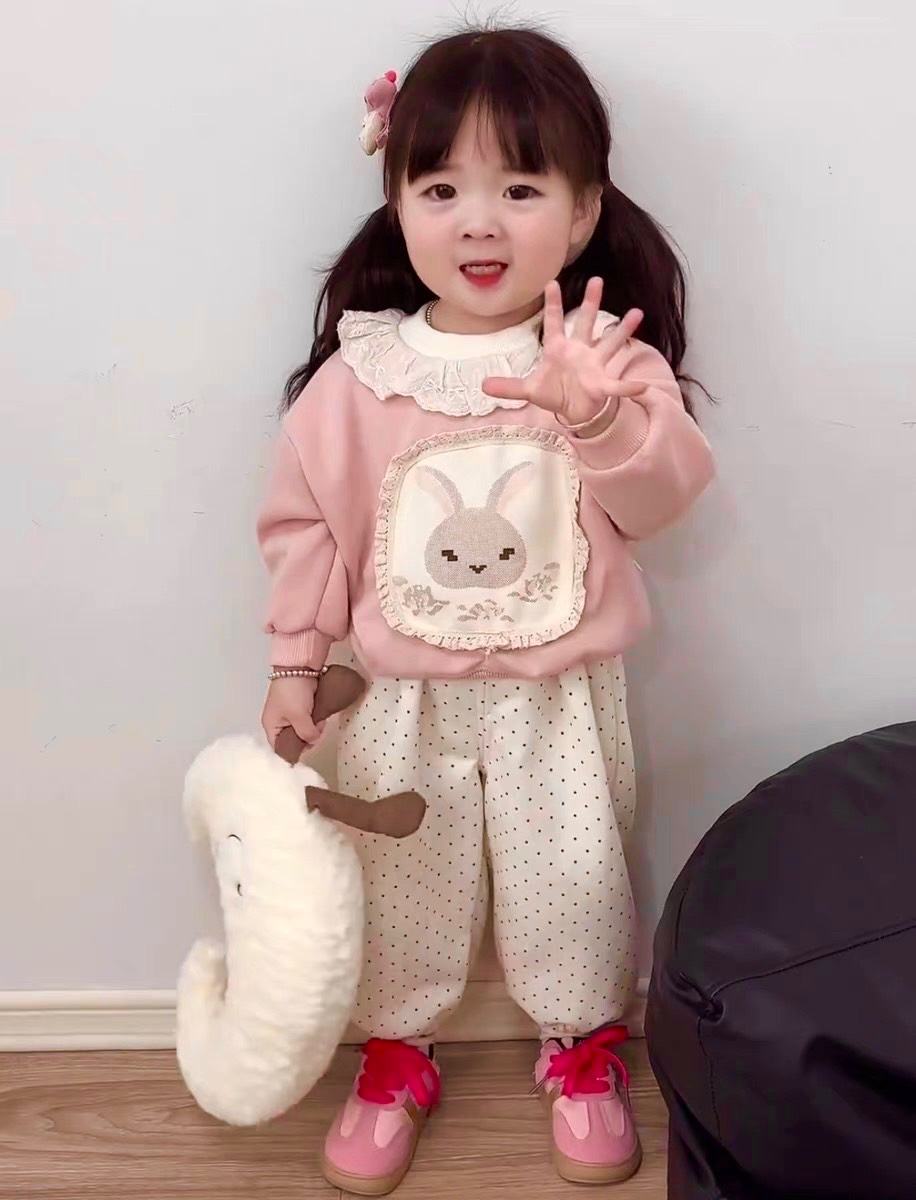 Sét áo nỉ hồng mặt thỏ quần bi kem bé gái