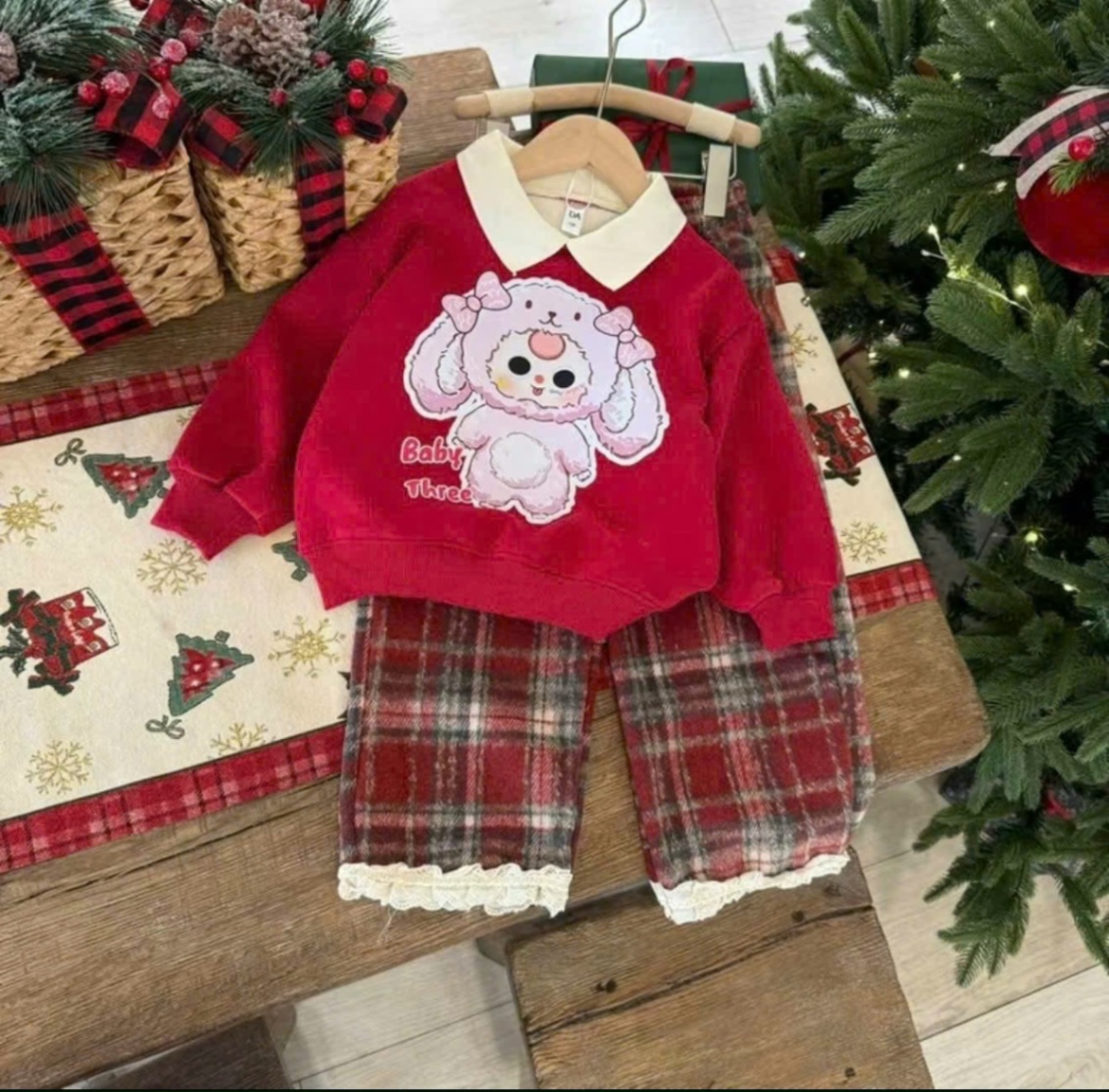 Bộ áo nỉ đỏ baby three quần dạ kẻ xk bé gái